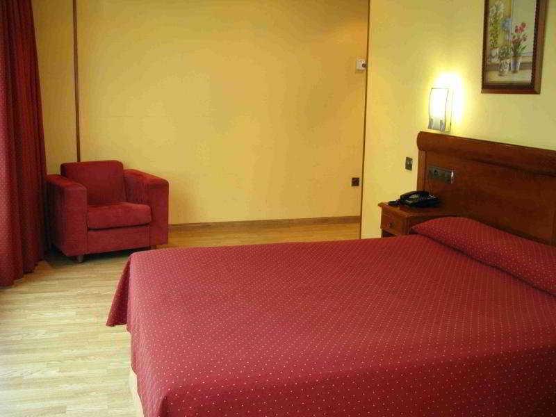 Longoria Avenida Hotel El Berron Ruang foto
