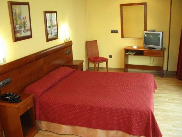 Longoria Avenida Hotel El Berron Bagian luar foto